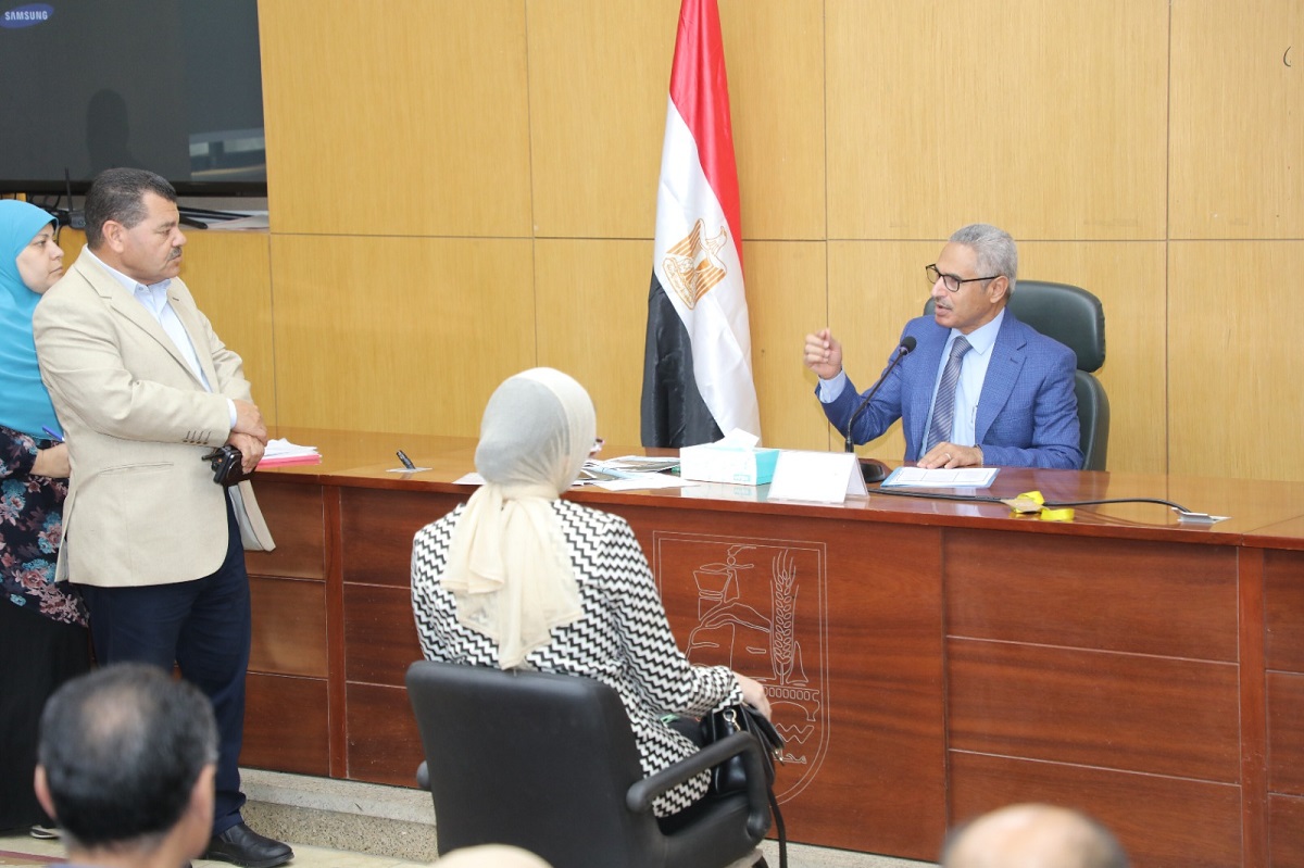 المحافظ يوجه بتوفير الحماية الاجتماعية لأسرتين أولى بالرعاية